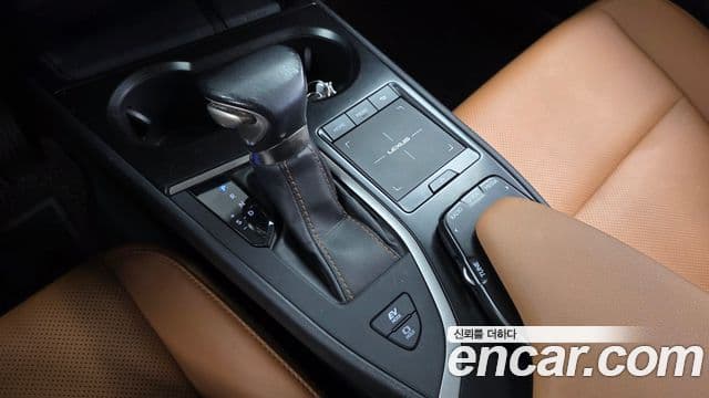 Lexus UX250h 2019 — Photo 4/20