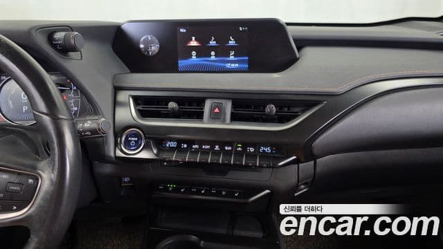 Lexus UX250h 2019 — Photo 3/20
