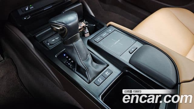 Lexus ES300h 2019 — Şəkil 9/20