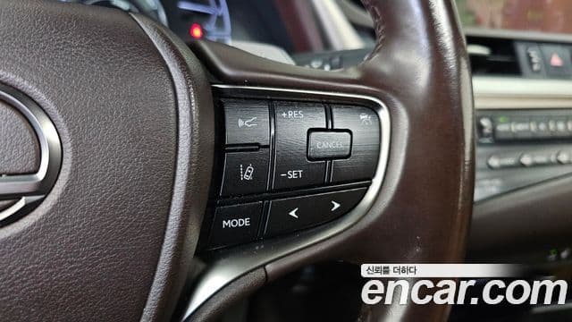 Lexus ES300h 2019 — Şəkil 19/20