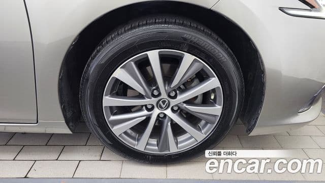 Lexus ES300h 2019 — Photo 3/32