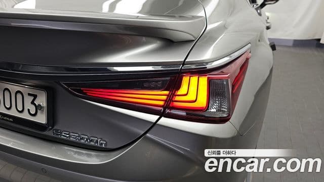 Lexus ES300h 2019 — Photo 25/32