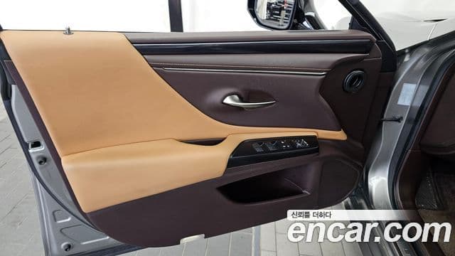 Lexus ES300h 2019 — Photo 26/32