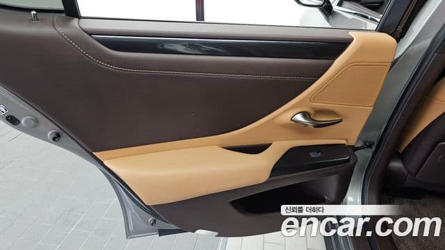 Lexus ES300h 2019 — Photo 5/32