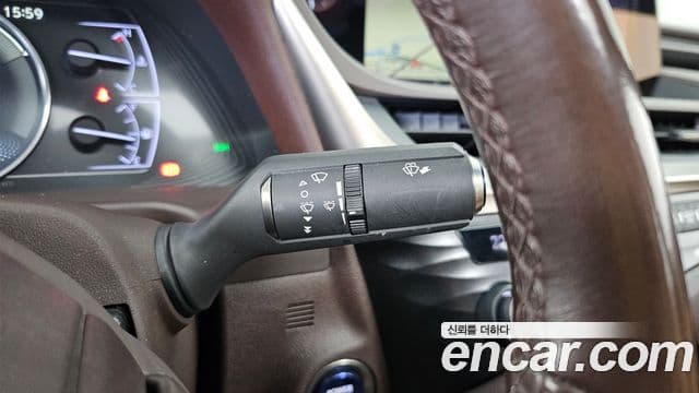 Lexus ES300h 2019 — Photo 13/32