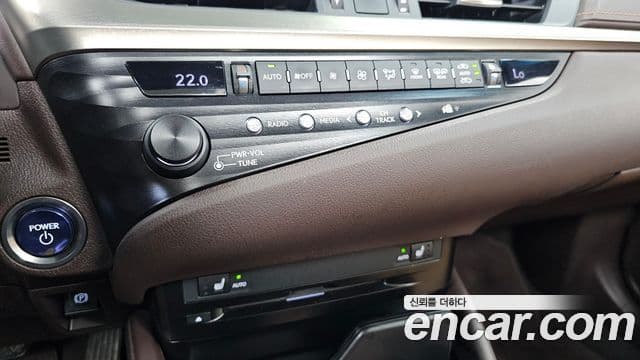 Lexus ES300h 2019 — Photo 30/32