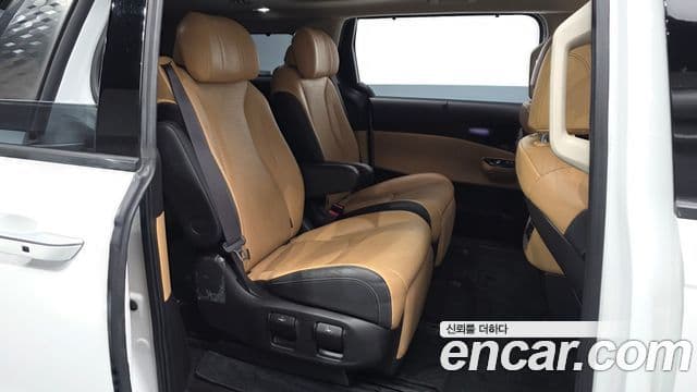 Kia Carnival 2023 — ფოტო 11/20