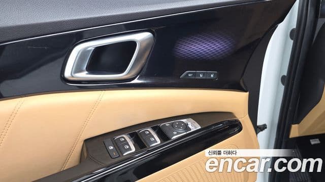 Kia Carnival 2023 — ფოტო 18/20