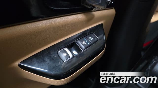 Kia Carnival 2023 — ფოტო 19/20
