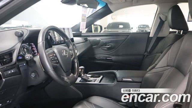 Lexus ES300h 2025 — ფოტო 8/17