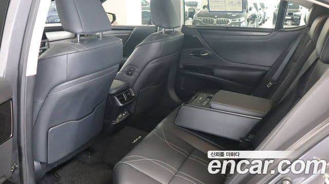 Lexus ES300h 2025 — ფოტო 13/17