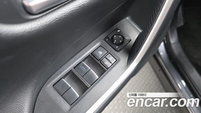 Toyota RAV4 2019 — Photo 8/34
