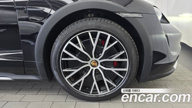 Porsche Taycan 2023 — Photo 31/34