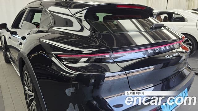 Porsche Taycan 2023 — Photo 25/34