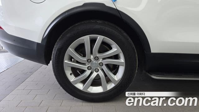 Land Rover Discovery 5 2020 — ფოტო 5/20