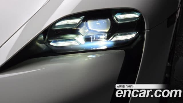 Porsche Taycan 2021 — Şəkil 18/36
