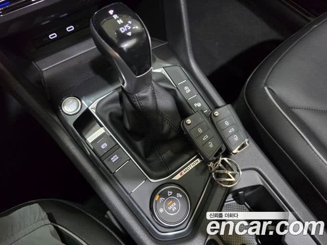 Volkswagen Tiguan 2022 — ფოტო 7/19
