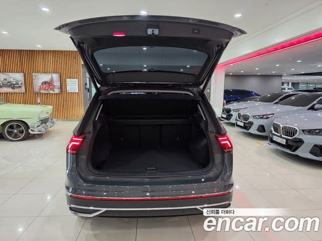Volkswagen Tiguan 2022 — ფოტო 14/19