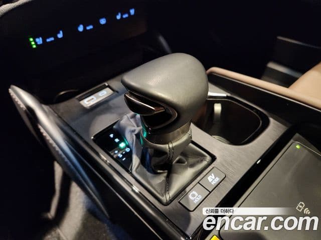 Lexus ES300h 2023 — ფოტო 17/20