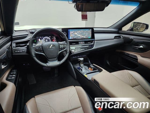 Lexus ES300h 2023 — ფოტო 19/20