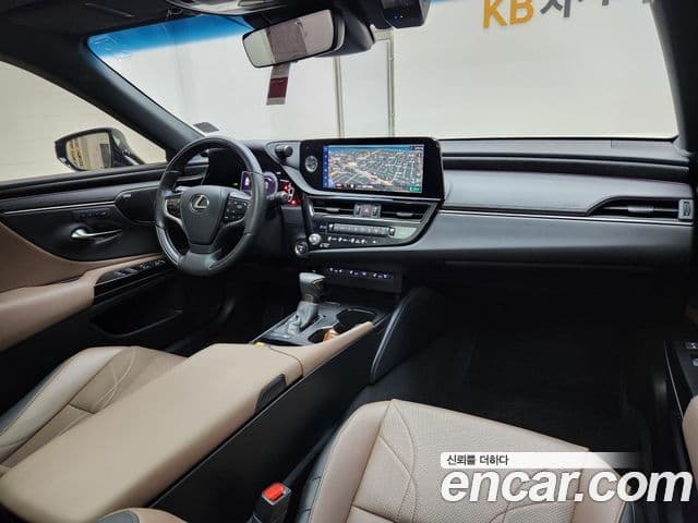Lexus ES300h 2023 — ფოტო 13/20