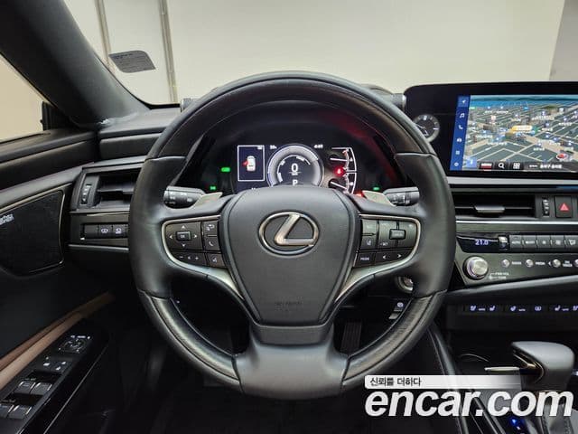 Lexus ES300h 2023 — ფოტო 18/20