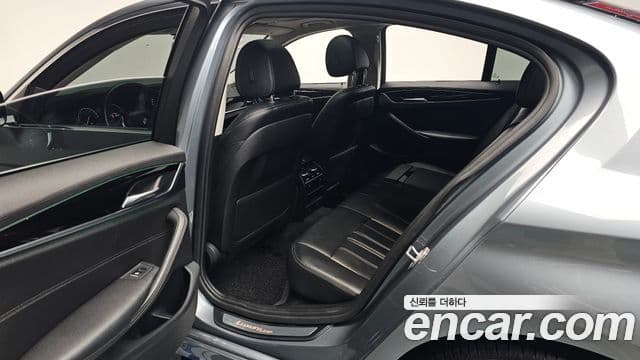 BMW 5 Series 2018 — Şəkil 11/20