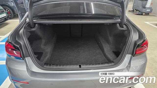 BMW 5 Series 2023 — ფოტო 19/20
