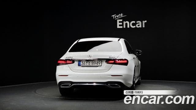 Mercedes-Benz E-Class 2022 — ფოტო 4/20