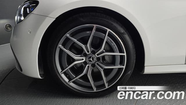Mercedes-Benz E-Class 2022 — ფოტო 5/20