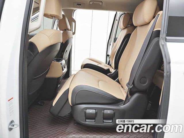 Kia Carnival 2023 — ფოტო 7/20