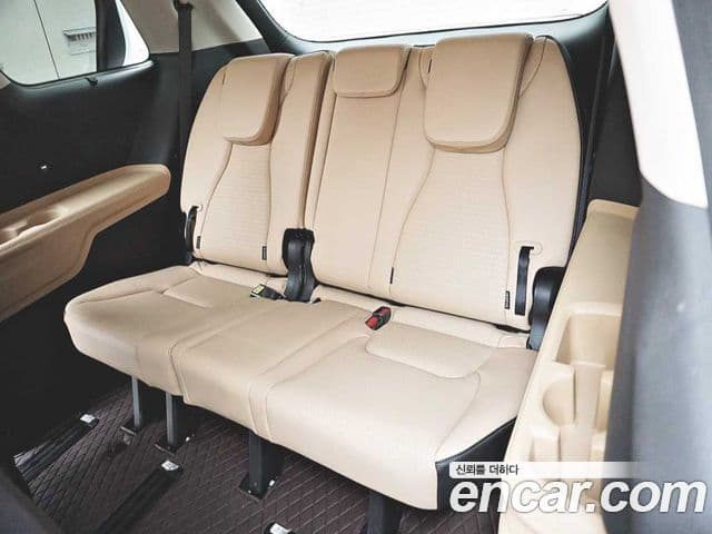 Kia Carnival 2023 — ფოტო 8/20
