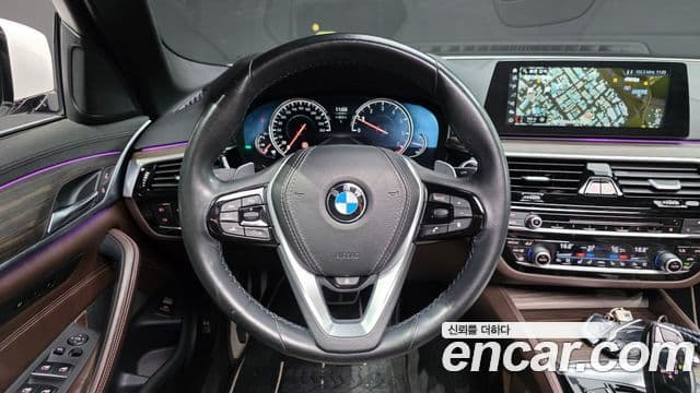 BMW 5 Series 2018 — ფოტო 13/20