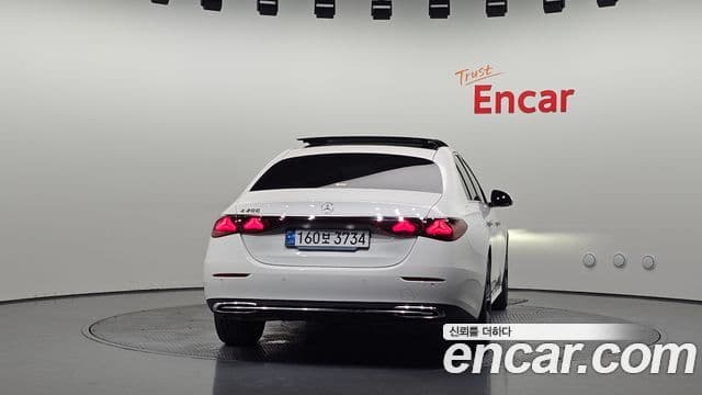 Mercedes-Benz E-Class 2025 — ფოტო 4/20