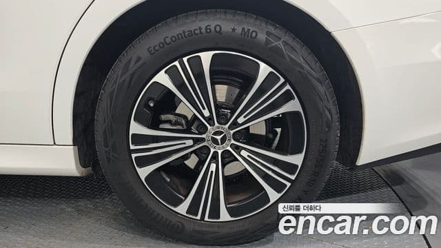 Mercedes-Benz E-Class 2025 — Photo 25/30
