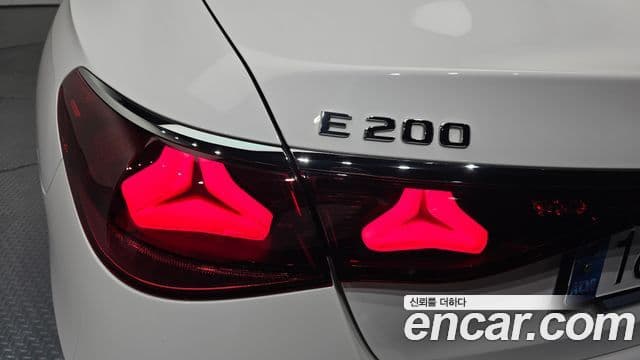 Mercedes-Benz E-Class 2025 — Photo 6/30