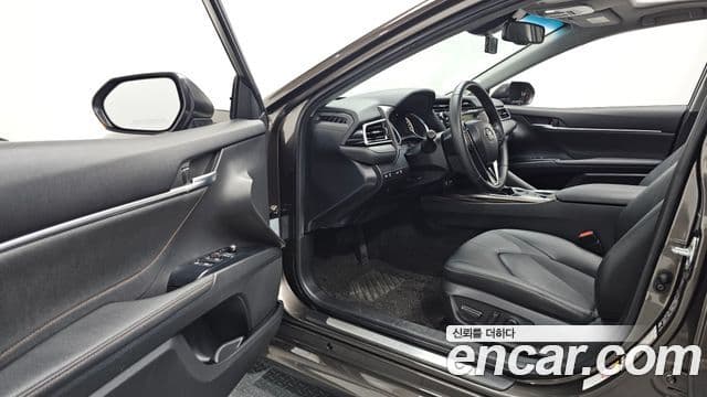 Toyota Camry 2018 — Photo 19/35