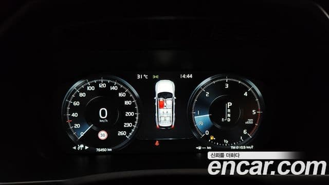 Volvo XC90 2019 — ფოტო 8/20