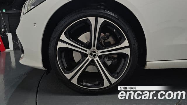 Mercedes-Benz C-Class 2023 — ფოტო 5/20