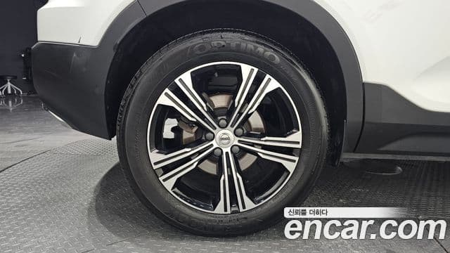 Volvo XC40 2020 — ფოტო 5/20
