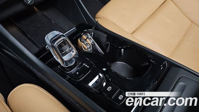 Volvo XC40 2020 — ფოტო 9/20