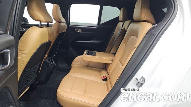 Volvo XC40 2020 — ფოტო 11/20