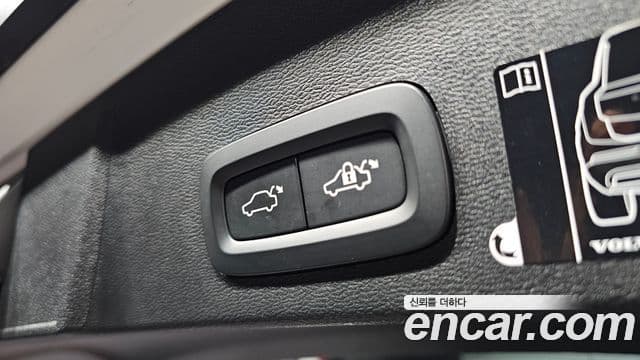 Volvo XC40 2020 — ფოტო 19/20