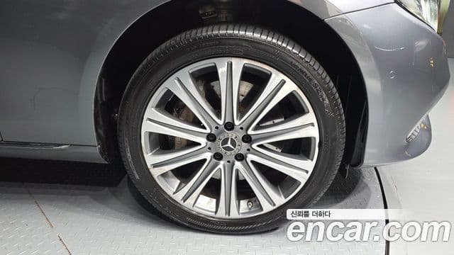 Mercedes-Benz E-Class 2020 — Photo 9/32