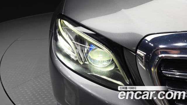 Mercedes-Benz E-Class 2020 — Photo 19/32
