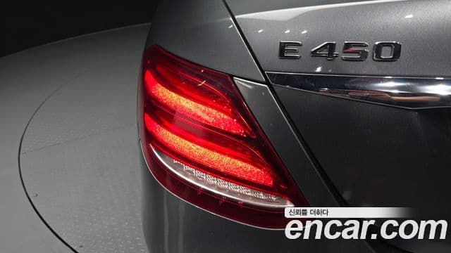 Mercedes-Benz E-Class 2020 — Photo 13/32