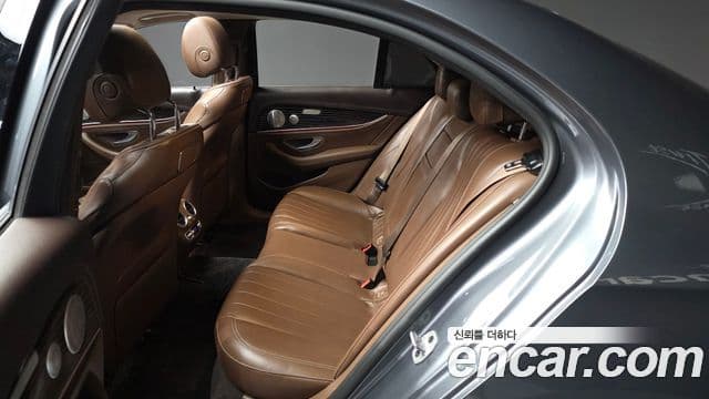 Mercedes-Benz E-Class 2020 — Photo 16/32