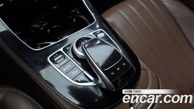 Mercedes-Benz E-Class 2020 — Photo 25/32