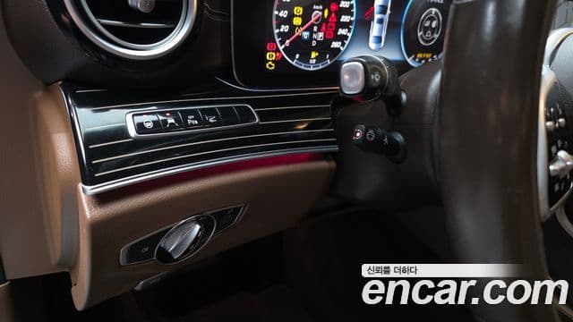 Mercedes-Benz E-Class 2020 — Photo 17/32
