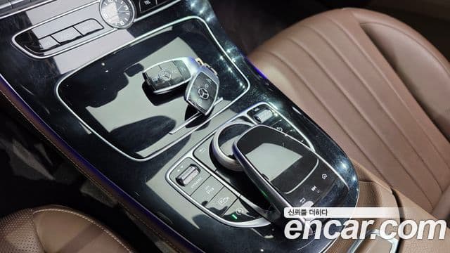 Mercedes-Benz E-Class 2018 — Şəkil 18/20